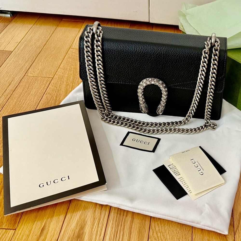 Gucci Black Shoulder Bag with Sleek Design